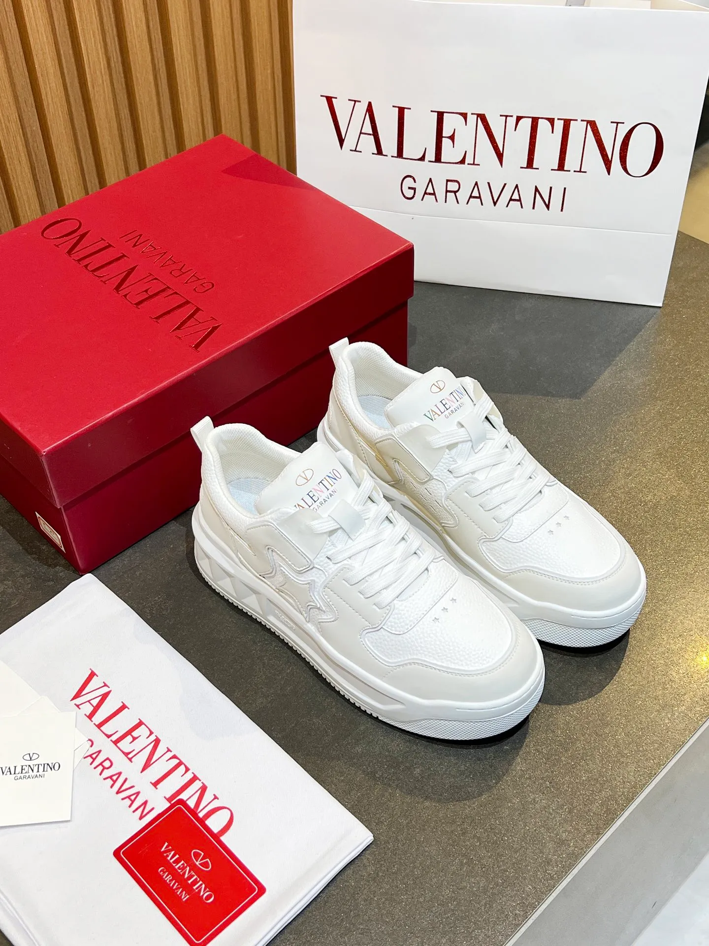 👟👟Ex-factory price 660👟👟 𝑽𝒂𝒍𝒆𝒏𝒕𝒊𝒏𝒐Valentino 𝑶𝒏𝒆𝑺𝒕𝒖𝒅 Couple casual sports shoes series Valentino 2024 new couple sports shoes are on sale. The original ZP was purchased and dismantled. Repeated pattern making and modification. I tried my best to restore it one to one! Top luxury masterpiece Signature five-pointed star design Soft and comfortable genuine leather with contrasting colors brings excellent and elegant texture and excellent on-foot comfort Top purchasing version upper: imported calfskin surface/original oil edge craftsmanship Outsole: original development 𝐓𝐏𝐔 two-color combination outsole Packaging: original configuration complete package Code number: 34-𝟒𝟓